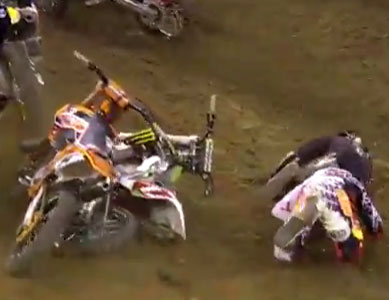 Video: Villopoto & Roczens First Turn Crash