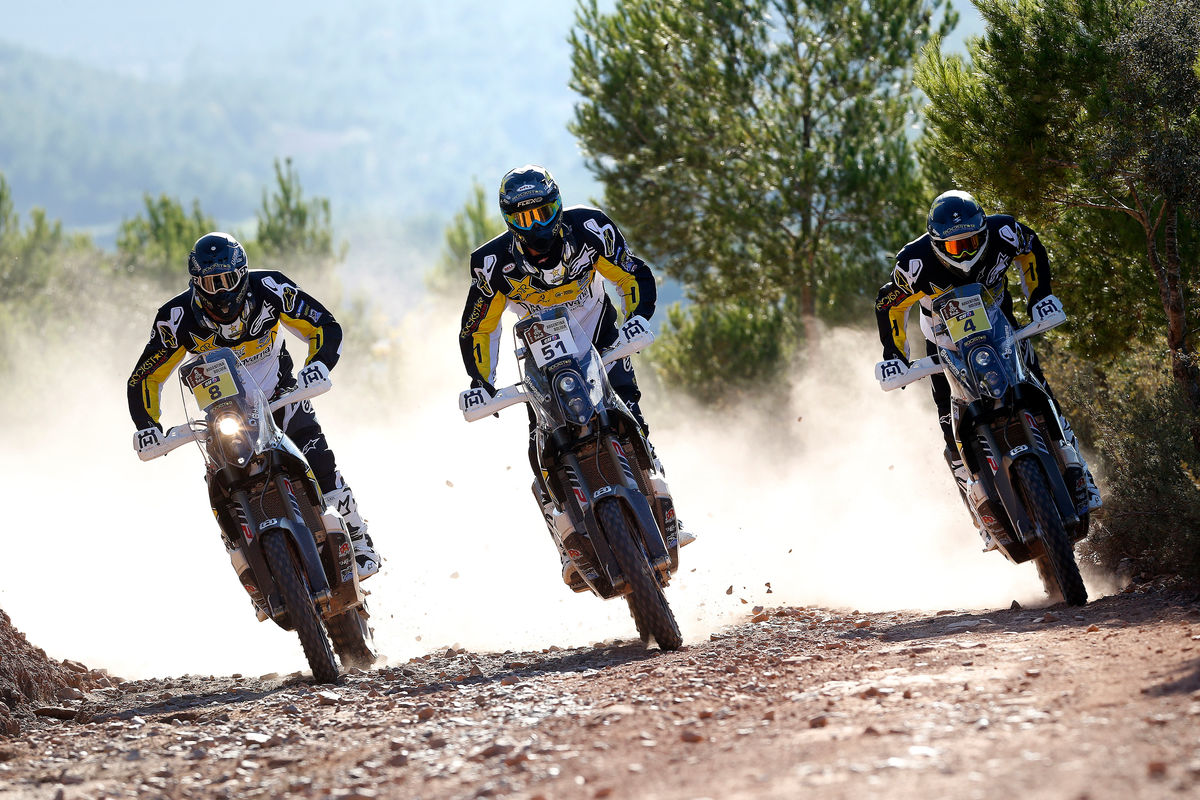 three-rider-team-action