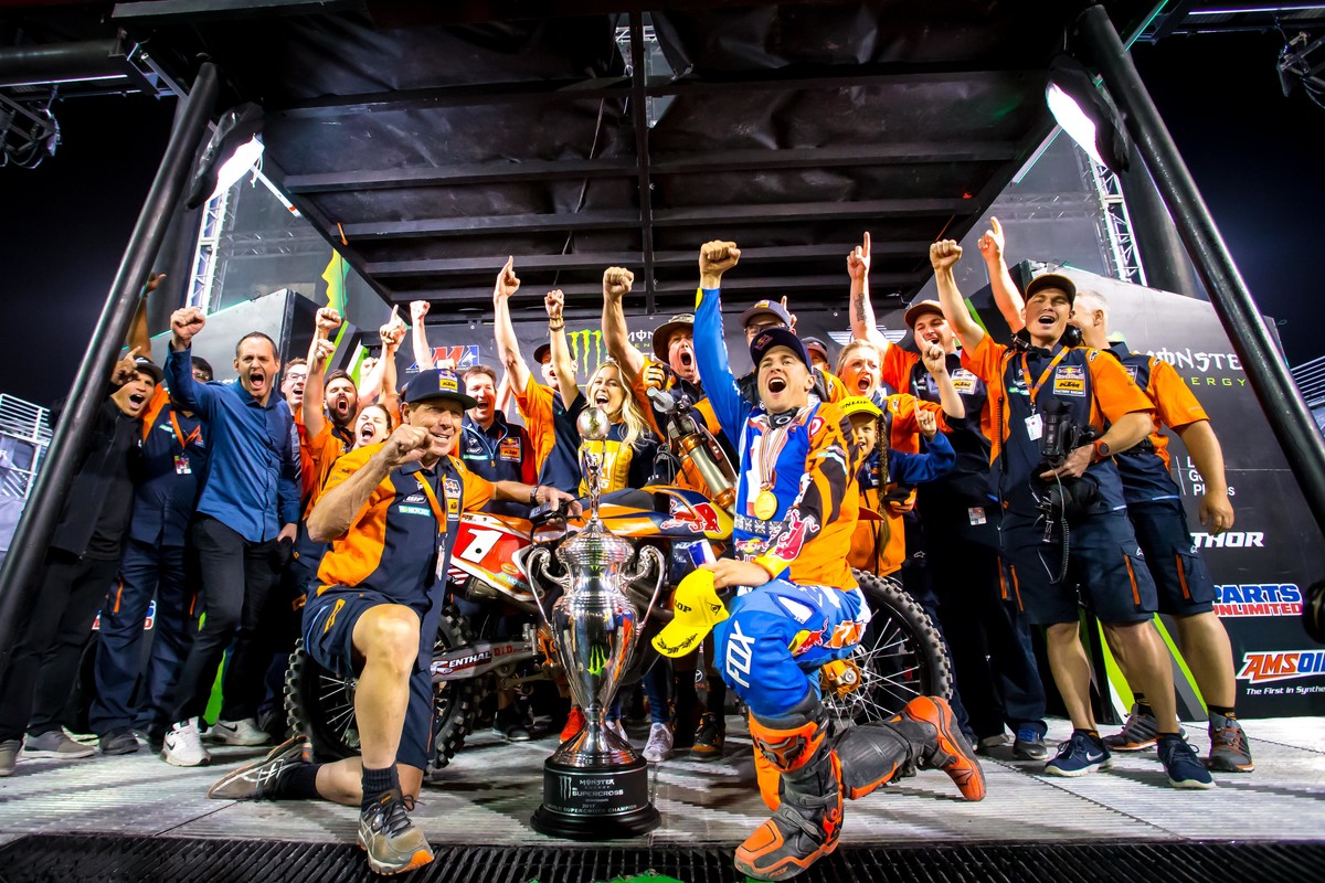 177801_Ryan Dungey_ Roger de Coster _ Team KTM 450 SX-F Podium Las Vegas 2017